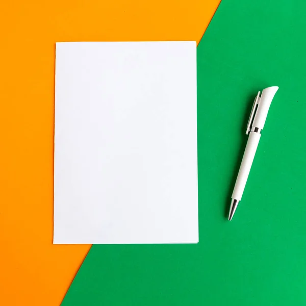 幾何学的な緑とオレンジの背景に白のモックアップ ミニマルなコンセプト — ストック写真