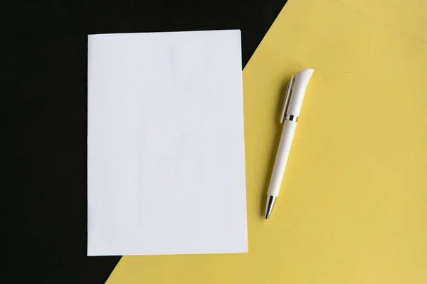 幾何学的な黄色と黒の背景に白いモックアップの空白トップビュー ミニマルなコンセプト — ストック写真