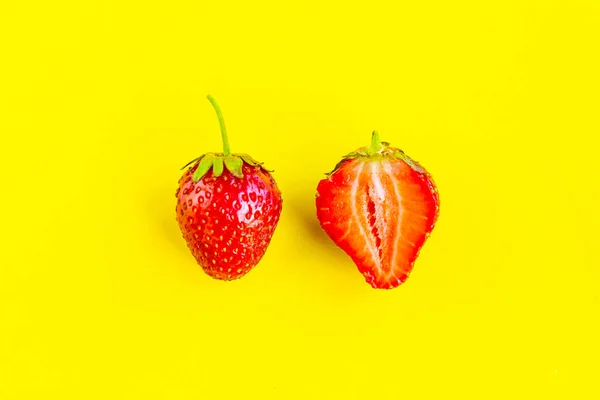 鮮やかな黄色の背景に新鮮な甘いイチゴ 最小限の概念 — ストック写真