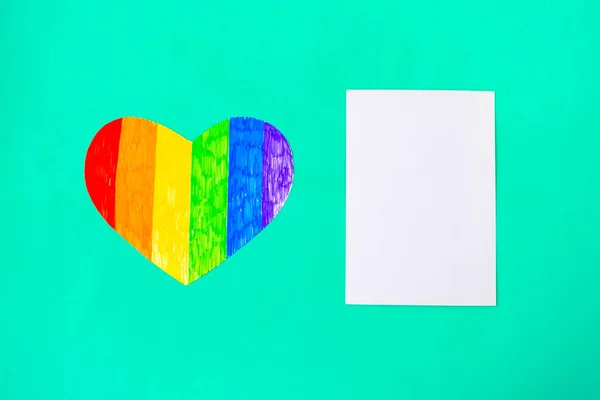 Corazón Colores Lgbtq Blanco Maqueta Blanco Sobre Fondo Verde Menta — Foto de Stock