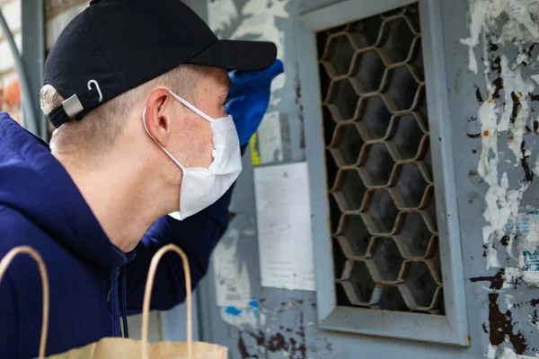 Voedsel Bezorger Beschermende Masker Met Papieren Zak Bij Ingang Van — Stockfoto