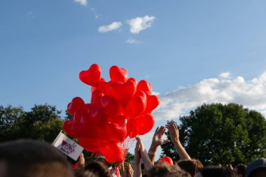  30 Temmuz 2020 'de Minsk' teki muhalefet mitinginde parktaki kalabalık. Beyaz Rusya 'nın siyasi muhalefeti. Belarus 2020 'de Başkanlık Seçimleri