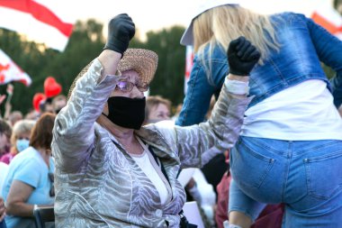 Minsk, Belarus - 30 Temmuz 2020: 30 Temmuz 2020 'de Minsk' teki muhalefet mitinginde maskeli yaşlı kadın dans ediyor. Beyaz Rusya 'nın siyasi muhalefeti. Belarus 2020 'de Başkanlık Seçimleri