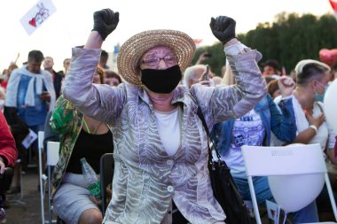 Minsk, Belarus - 30 Temmuz 2020: 30 Temmuz 2020 'de Minsk' teki muhalefet mitinginde maskeli yaşlı kadın dans ediyor. Beyaz Rusya 'nın siyasi muhalefeti. Belarus 2020 'de Başkanlık Seçimleri