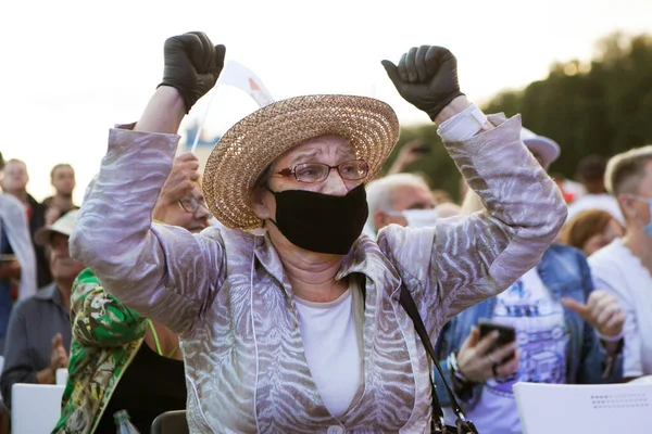 Minsk, Belarus - 30 Temmuz 2020: 30 Temmuz 2020 'de Minsk' teki muhalefet mitinginde maskeli yaşlı kadın dans ediyor. Beyaz Rusya 'nın siyasi muhalefeti. Belarus 2020 'de Başkanlık Seçimleri