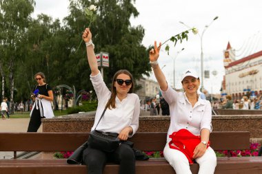 : Beyaz Rusya 'da barışçıl protestolar. Belarus 2020 'de başkanlık seçimleri. Beyaz Rusya 'da kadınlar ve çiçekler