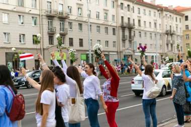 Beyaz Rusya 'da barışçıl protestolar. Belarus 2020 'de başkanlık seçimleri. Beyaz Rusya 'da kadınlar ve çiçekler