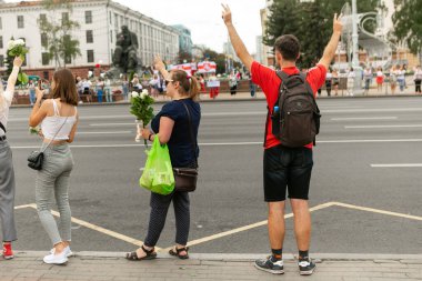 Beyaz Rusya 'da barışçıl protestolar. Belarus 2020 'de başkanlık seçimleri. Beyaz Rusya 'da kadınlar ve çiçekler