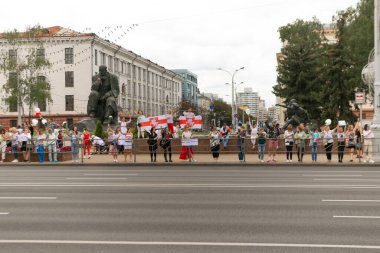 Beyaz Rusya 'da barışçıl protestolar. Belarus 2020 'de başkanlık seçimleri. Beyaz Rusya 'da kadınlar ve çiçekler