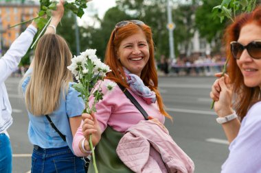 Beyaz Rusya 'da barışçıl protestolar. Belarus 2020 'de başkanlık seçimleri. Beyaz Rusya 'da kadınlar ve çiçekler