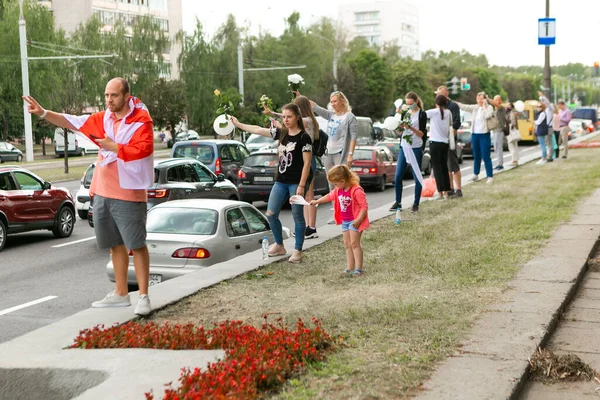 Мирные Протесты Беларуси Президентские Выборы Беларуси 2020 Года Женщины Цветы — стоковое фото