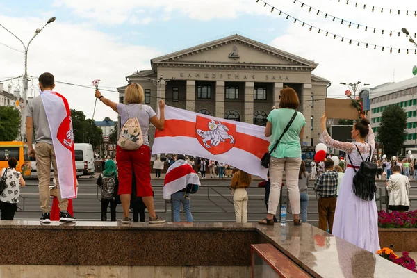 Beyaz Rusya 'da barışçıl protestolar. Belarus 2020 'de başkanlık seçimleri. Beyaz Rusya 'da kadınlar ve çiçekler