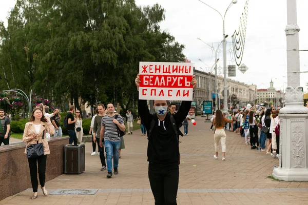 Мирные Протесты Беларуси Президентские Выборы Беларуси 2020 Года Женщины Цветы — стоковое фото