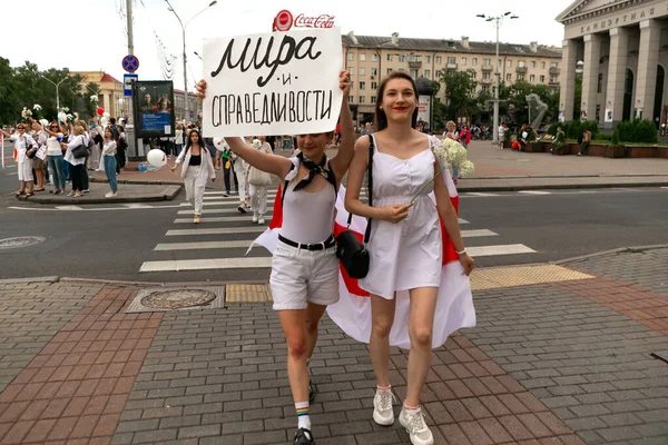 Мирні Протести Білорусі Президентські Вибори Білорусі 2020 Жінки Квіти Білорусі — стокове фото