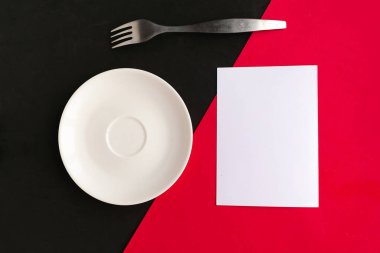 Beyaz model plaka, kırmızı ve siyah geometrik arka planda boş ve çatallı. Metin için alanı kopyala. Asgari konsept