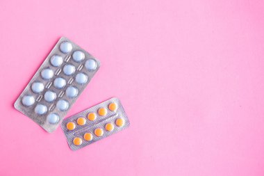 Pembe zemin üzerinde tıbbi haplar, üst görünüm, kopyalama alanı