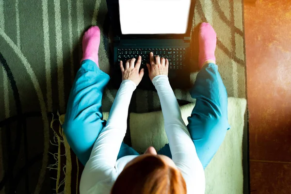 Mujer Joven Está Trabajando Casa Con Ordenador Vista Desde Arriba — Foto de Stock