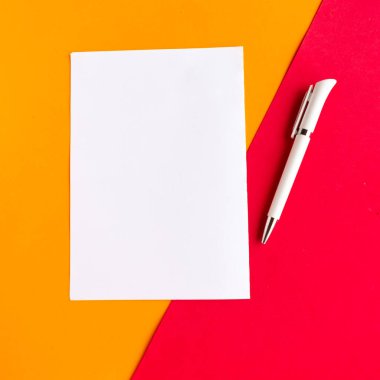 Geometrik kırmızı ve turuncu arka planda beyaz model boş, üst manzara. Asgari konsept