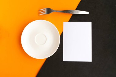 Turuncu ve siyah arka planda beyaz model plaka. Metin için alanı kopyala. Asgari konsept