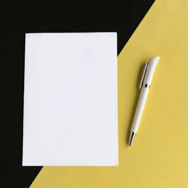 Geometrik siyah ve sarı arka planda beyaz model boş, üst görünüm. Asgari konsept