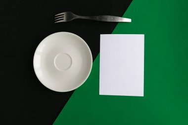 Beyaz boş tabak ve yeşil ve siyah arka plan boş. Metin için alanı kopyala. Asgari konsept