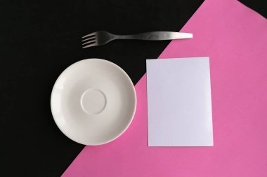 Boş plaka ve pembe ve siyah geometrik arka plan boş. Metin için alanı kopyala. Asgari konsept