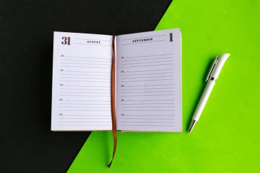 Geometrik yeşil ve siyah arkaplan üzerine açık model kitap, asgari konsept