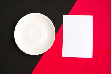 Boş bir plaka ve kırmızı ve siyah geometrik arka planda boş. Metin için alanı kopyala. Asgari konsept