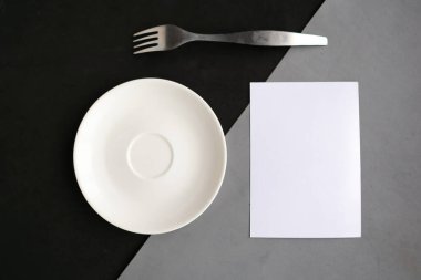 Boş plaka ve gri ve siyah geometrik arka plan boş. Metin için alanı kopyala. Asgari konsept