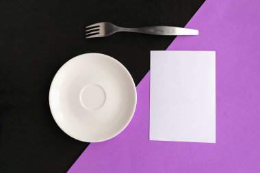 Boş plaka ve mor ve siyah geometrik arka plan boş. Metin için alanı kopyala. Asgari konsept