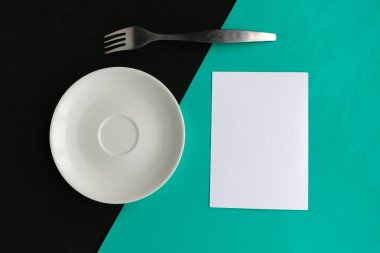 Boş plaka ve siyah ve yeşil geometrik arka plan boş. Metin için alanı kopyala. Asgari konsept