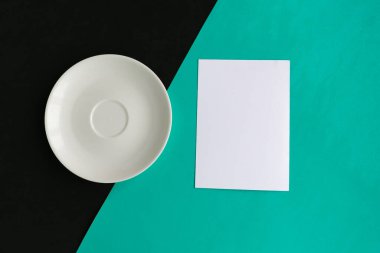 Boş plaka ve siyah ve yeşil geometrik arka plan boş. Metin için alanı kopyala. Asgari konsept