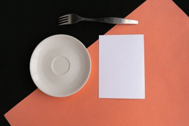 Boş plaka ve siyah ve pembe geometrik arka plan boş. Metin için alanı kopyala. Asgari konsept