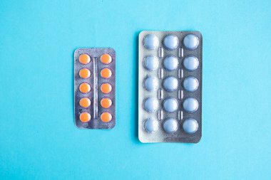 Mavi arka planda tıbbi haplar, üst görünüm
