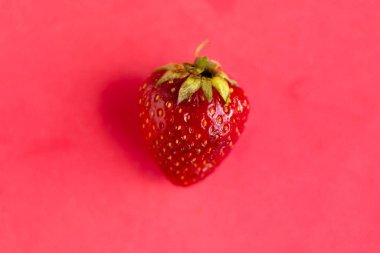 Kırmızı arkaplanda taze çilek