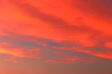 Gün batımında bulutlu renkli dramatik gökyüzü