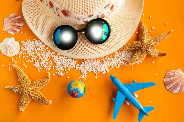 Ψάθινο Καπέλο Γυαλιά Ηλίου Και Κοχύλια Έντονο Πορτοκαλί Φόντο Καλοκαιρινές — Φωτογραφία Αρχείου