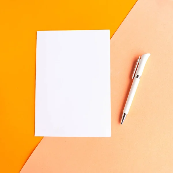 Wit Model Blanco Geometrische Oranje Achtergrond Kopieer Ruimte Voor Tekst — Stockfoto