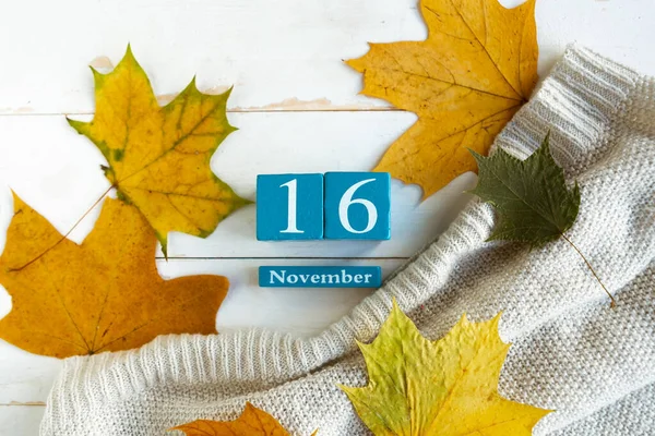 November Blauwe Kubus Kalender Met Maand Datum Houten Ondergrond — Stockfoto