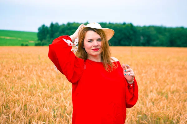 Hermosa Pelirroja Campo Trigo Fondo Verano — Foto de Stock