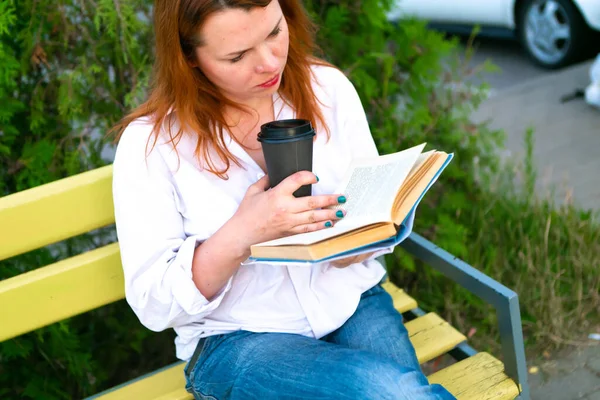 Donna Con Tazza Caffè Sta Leggendo Libro Nel Parco Primo — Foto Stock