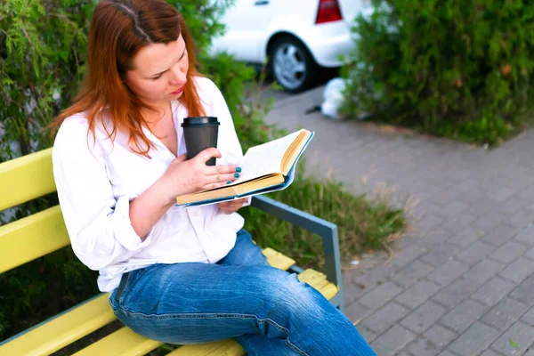 Mulher Com Xícara Café Está Lendo Livro Parque Close — Fotografia de Stock