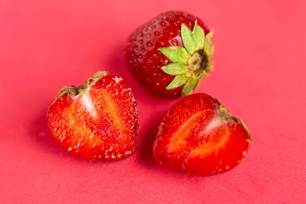 Frische Erdbeere Auf Rotem Hintergrund — Stockfoto