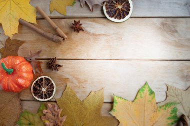 Ahşap arkaplanda kuru akçaağaç yaprakları, kopyalama alanı