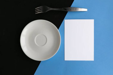 Beyaz model plaka, mavi ve siyah geometrik arka planda boş ve çatallı. Metin için alanı kopyala. Asgari konsept