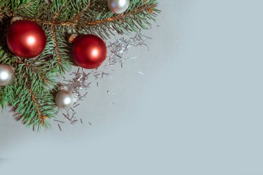 Gri arkaplanlı Noel ağacı dalları, metin için kopyalama alanı. Mutlu Noeller ve mutlu yıllar.