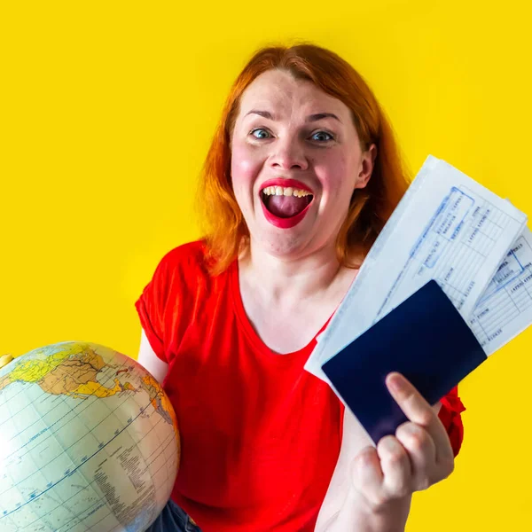 Retrato Menina Ruiva Bonita Com Globo Documentos Sobre Fundo Amarelo — Fotografia de Stock