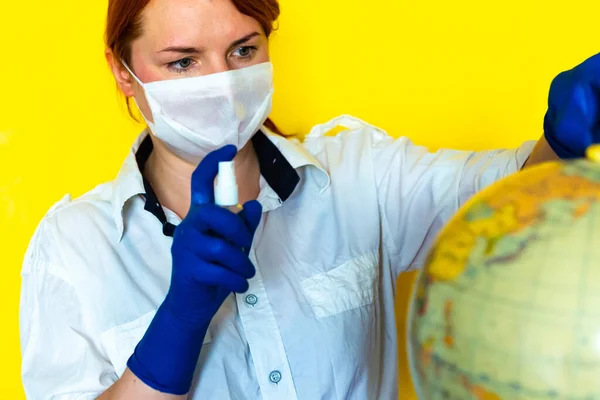 Porträt Eines Mädchens Mit Gesichtsmaske Medizinischer Maske Und Sonnenbrille Auf — Stockfoto