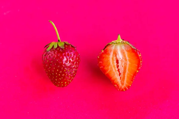濃い赤の背景に新鮮な甘いイチゴ 最小限の概念 — ストック写真