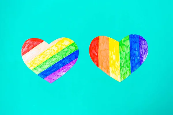 Dos Corazones Colores Lgbtq Sobre Fondo Menta Vista Superior — Foto de Stock